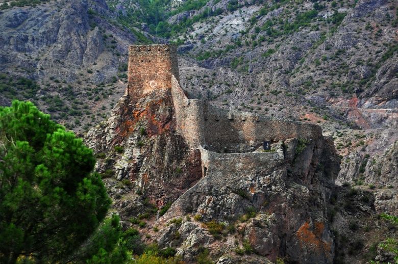 Artvin Kalesi ancak özel izinle gezilebiliyor