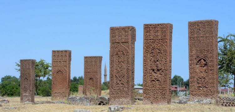 Ahlat Selçuklu Meydan Mezarlığına Yerli ve Yabancı Turistler Yoğun İlgi Gösteriyor