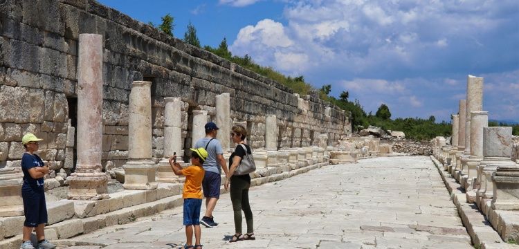 Kibyra Antik Kenti Devasa Anıtsal Yapıları ile Dikkati Çekiyor