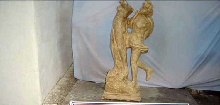 Çantasında 2 bin yıllık tarihi heykelle yakalandı
