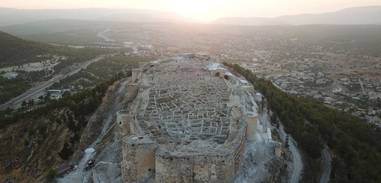 Silifke kalesinde arkeoloji kazıları ve restorasyon sürüyor