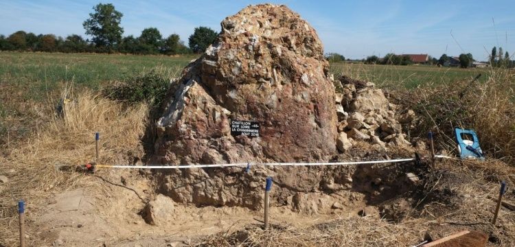 Fransa'da tahminen 7 bin yıllık menhir keşfedildi