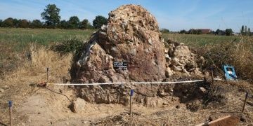 Fransada tahminen 7 bin yıllık menhir keşfedildi