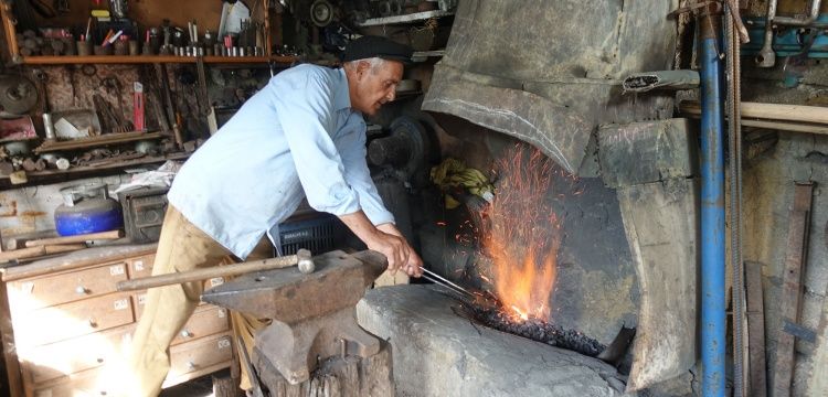 Babadan Kalma Mesleği Demirciliği 61 Yıldır Sürdürüyor