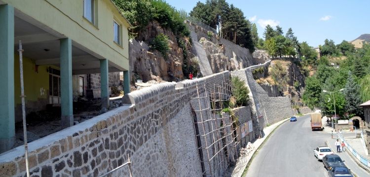 Bitlis Tarihini ve Tarihi Eserlerini Gün Yüzüne Çıkarmak İçin Çalışmalar Sürüyor