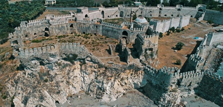 Mamure Kalesi Akdeniz'de ortaçağı yaşatıyor