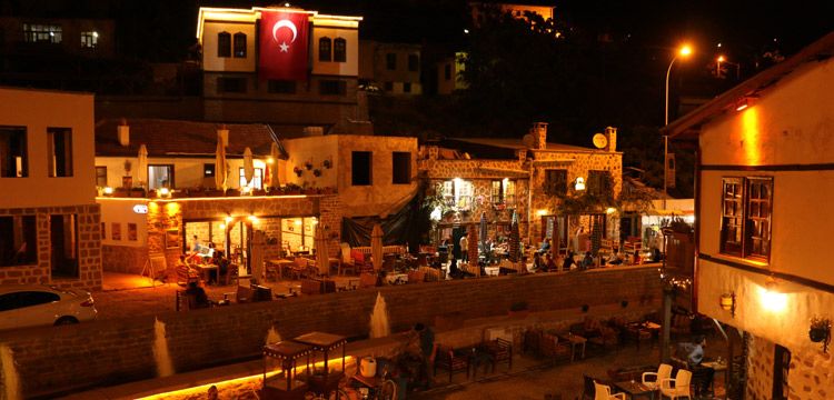 Konya'nın 5 bin yıllık turizm merkezi Sille akşamları ile gündemde