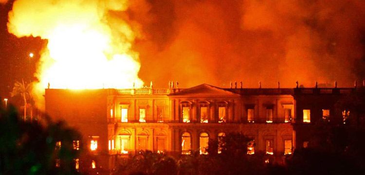 Brezilya'da Rio de Janerio Ulusal Müzesinde yangın çıktı