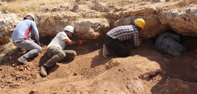 Zerzevan Kalesi kazılarında 1700 yıllık 4 mezar ortaya çıkarıldı