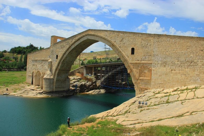 Diyarbakır'daki tarihi yapıların asırlık yolculuğu aynı kadrajdan görüntülendi