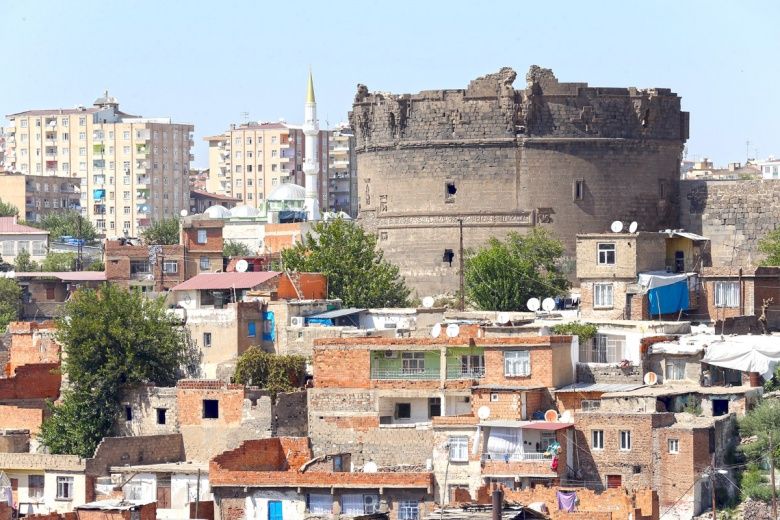 Diyarbakır'daki tarihi yapıların asırlık yolculuğu aynı kadrajdan görüntülendi