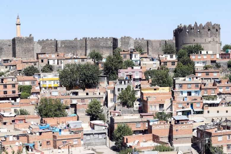 Diyarbakır'daki tarihi yapıların asırlık yolculuğu aynı kadrajdan görüntülendi