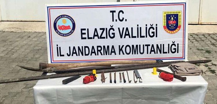 Elazığ'da 10 defineci kaçak kazı yaparken yakalandı