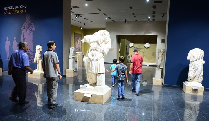 Uşak Arkeoloji Müzesinde sergilenen eserlerden örnekler