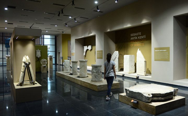 Uşak Arkeoloji Müzesinde sergilenen eserlerden örnekler