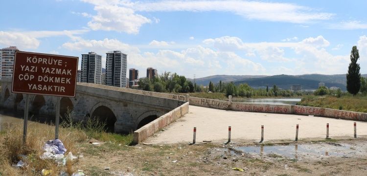 Sivas'taki Bağdat Köprüsündeki aşk mesajları muhtarı isyan ettirdi