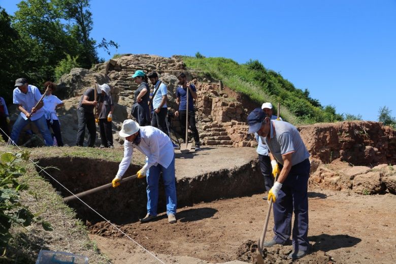 Kurul kalesinde bulunan arkeolojik eserler restore ediliyor