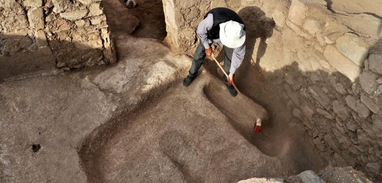 Harput Kalesi Kazılarında 2700 Yıllık Urartu Sunağı Bulundu