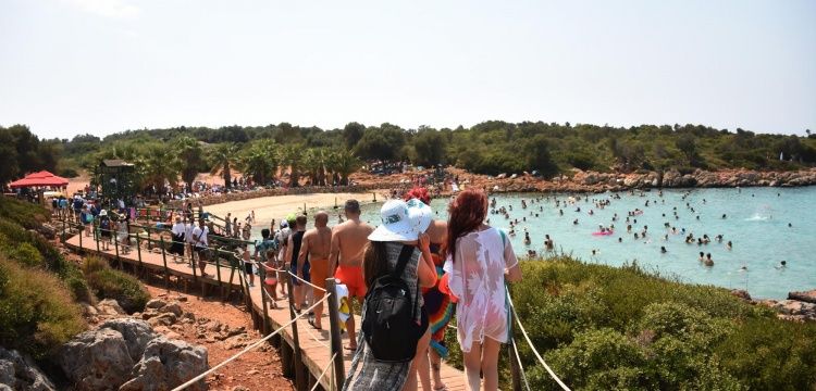 Sedir Adasındaki Kleopatra Plajı Turist İstilasına Uğruyor