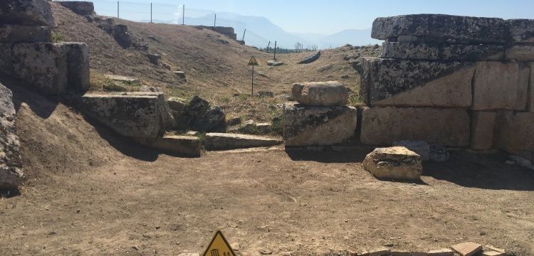 Ortasından Fay Hattı Geçen Antik Kent: Hierapolis