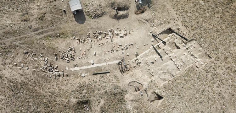 Apameia Antik Kentinde antik tiyatro alanı kazısı başladı