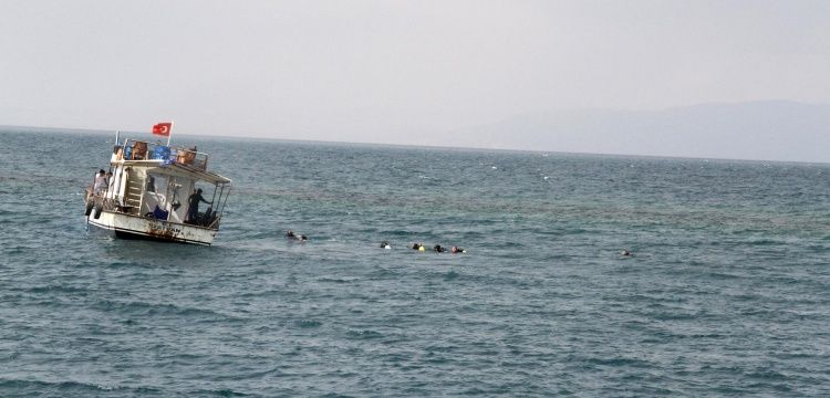 Van Gölü Çarpanak Adasına Antik Yoldan Yüzerek Gittiler