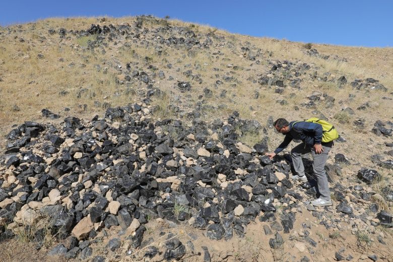 Van'ın Erciş ilçesindeki Meydan Dağı arkeolojik yüzey araştırmaları