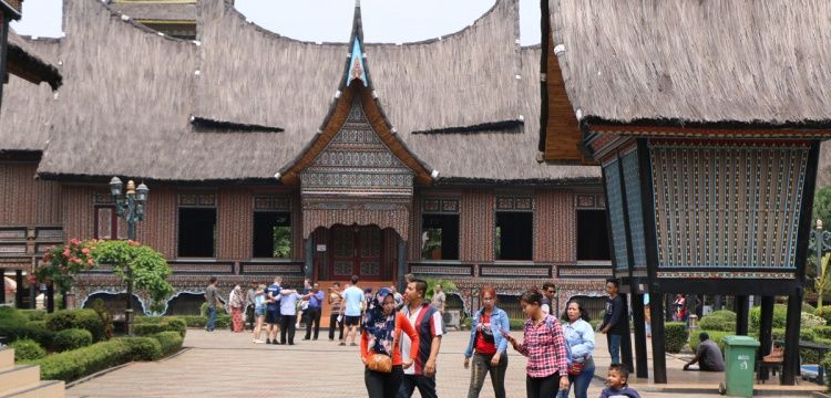 Endonezya'nın kültürel zenginliği Taman Mini parkında sergileniyor