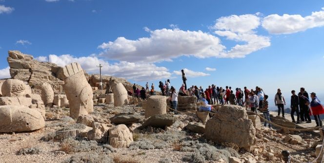 Dünya çapında engel tanımayanlar Nemrut Dağı harabelerini gezdi