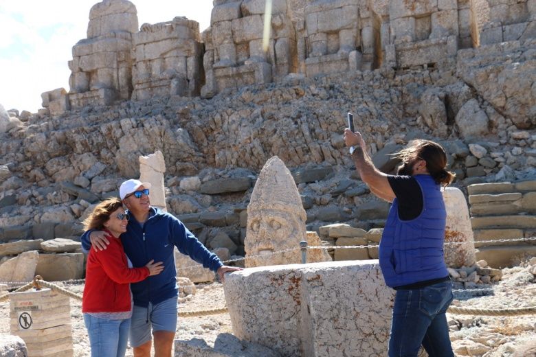 Dünya çapında engel tanımayanlar Nemrut Dağı harabelerini gezdi