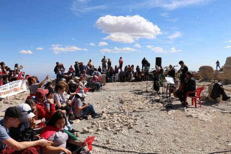 Dünya çapında engel tanımayanlar Nemrut Dağı harabelerini gezdi