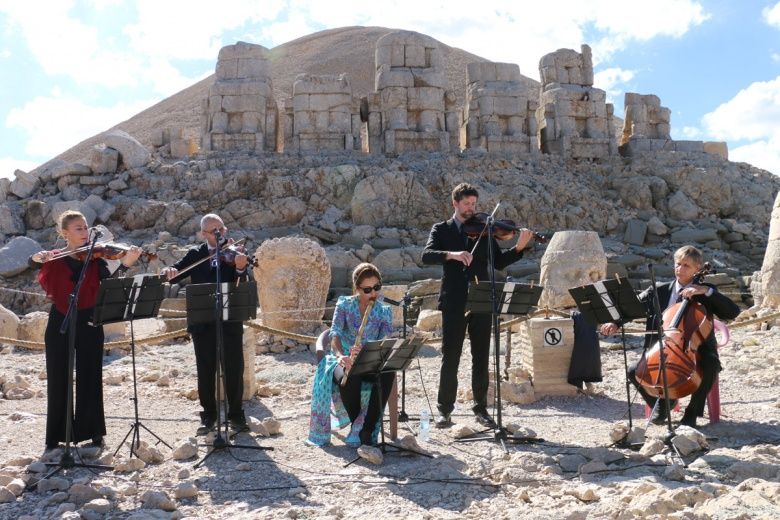 Dünya çapında engel tanımayanlar Nemrut Dağı harabelerini gezdi