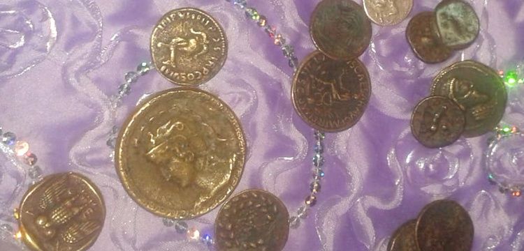 Kırşehir'de çeyiz sandığına saklanmış 22 altın Roma sikkesi yakalandı