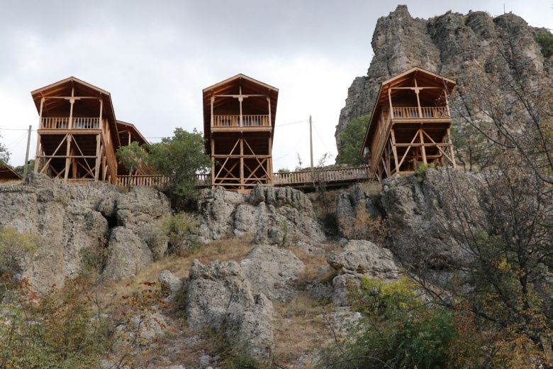 Friglere ait Solaklar Kaya Evlerinin imitasyonları turizme hazırlanıyor
