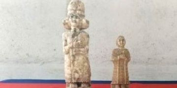 Kayseride bir otomobilde iki Antik Mısır heykeli yakalandı