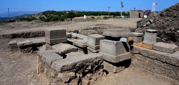 Behramkale arkeolojik kazılarında 21 üyesi yakılarak gömülmüş aile mezarı bulundu