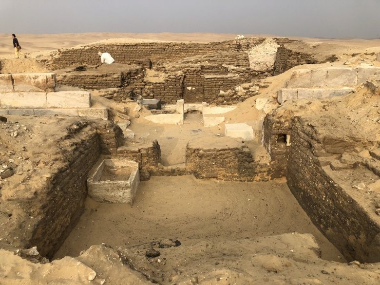 Firavunun tek dostu yazılı Mısırlı rahip mezarı bulundu
