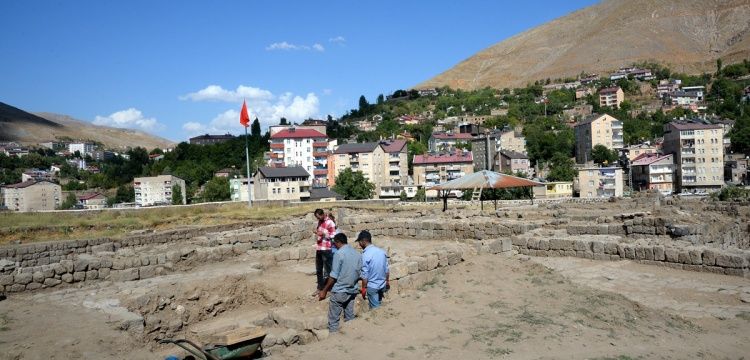 Arkeologlar Bitlis Kalesinde bin yıllık Bizans sikkesi buldu