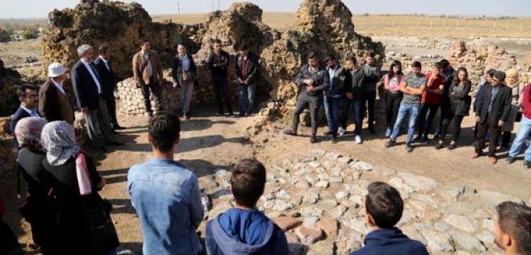 ASÜ Arkeoloji bölümü öğrencileri ilk dersi Acemhöyük’te yaptı