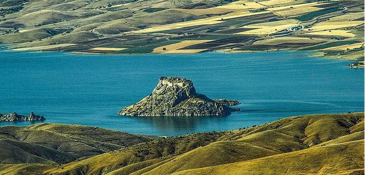 Pertek Kalesi Keban baraj gölünde bir adayı andırıyor