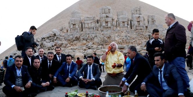 Nemrut Dağı harabelerinde çiğ köfte partisi