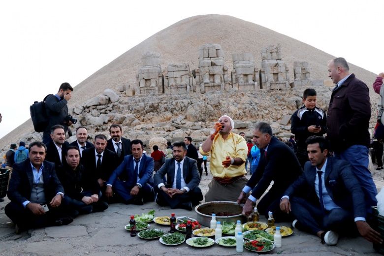 Nemrut Dağı harabelerinde çiğ köfte partisi