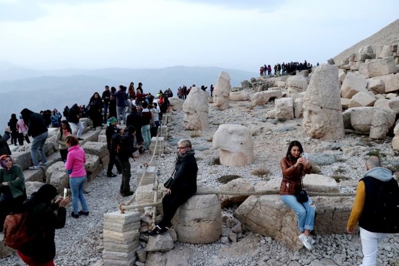 Nemrut Dağı harabelerinde çiğ köfte partisi