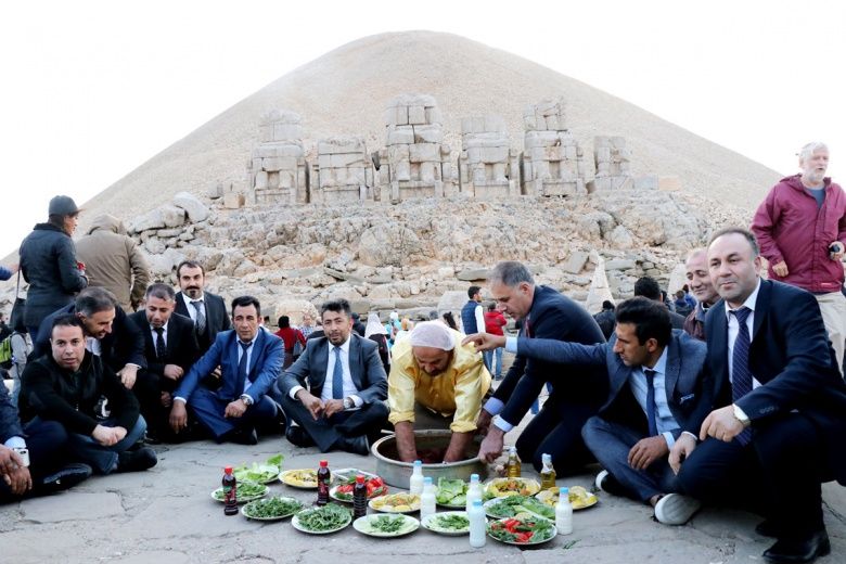 Nemrut Dağı harabelerinde çiğ köfte partisi