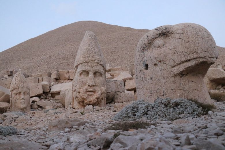 Nemrut Dağı harabelerinde çiğ köfte partisi