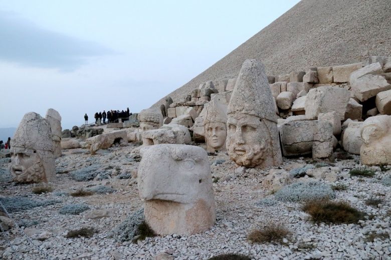 Nemrut Dağı harabelerinde çiğ köfte partisi