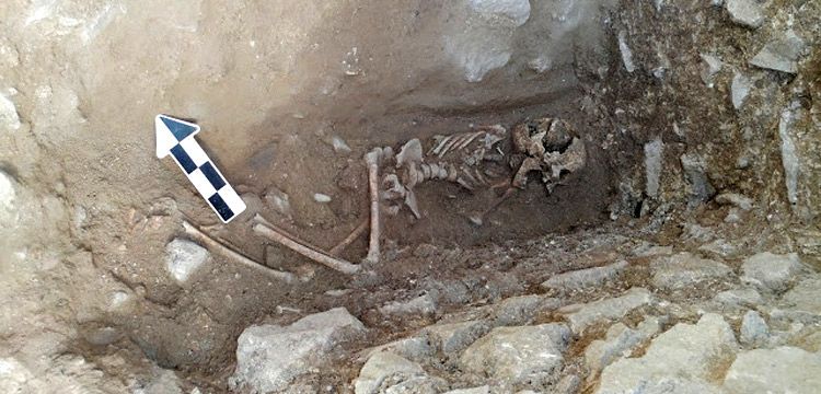 Arkeologlar İtalya'da ağzına taş sokulmuş çocuk mezarı buldu