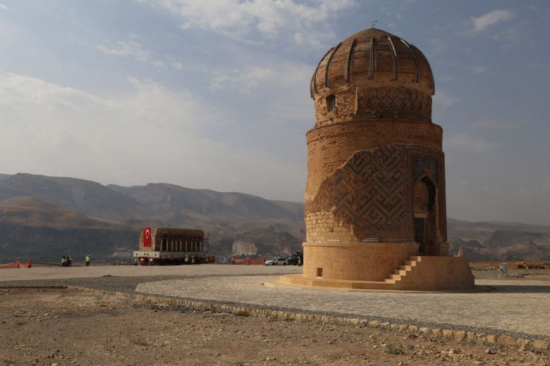 İmam Abdullah Zaviyesi'nin eyvanı yeni yerine taşındı