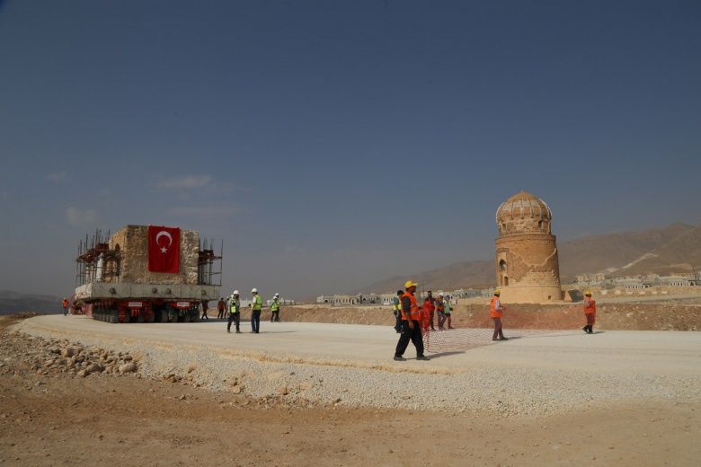 İmam Abdullah Zaviyesi'nin eyvanı yeni yerine taşındı