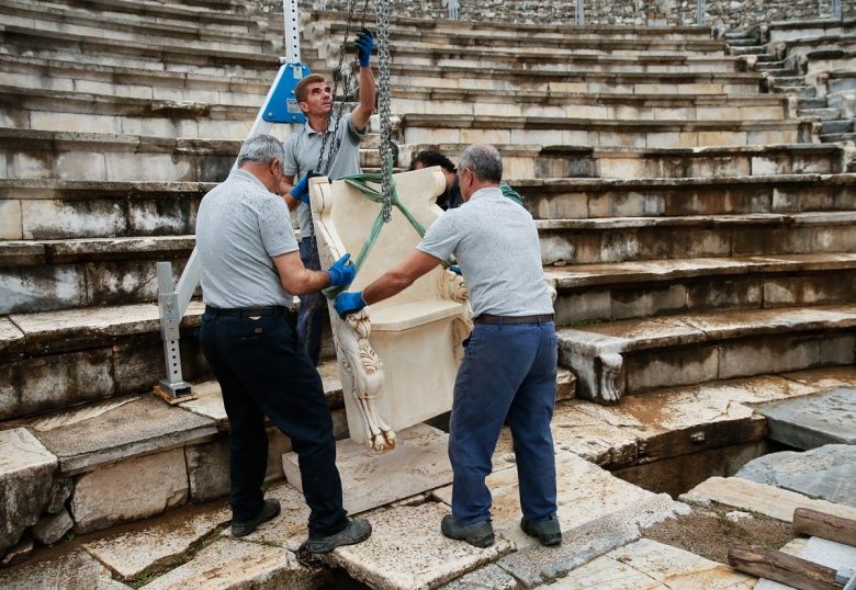 Metropolis antik kentinin soylu koltuğu 200 yıl sonra yerine döndü